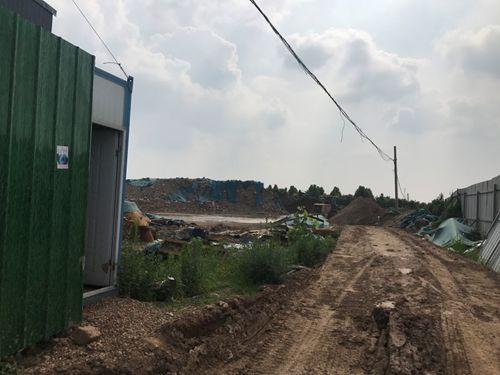 商水县一碎石厂物料未完全覆盖废料遍地 环保局称有环评手续