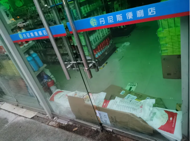 郑州丹尼斯一门店被曝用面粉袋防汛被质疑 商家：牺牲小的保住大的