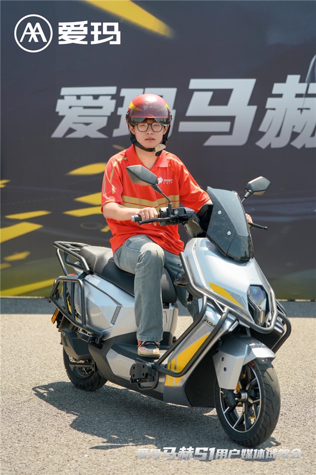 都市丛林中的“性能猛兽”：爱玛马赫S1 Pro为外卖小哥打造“全新机甲”