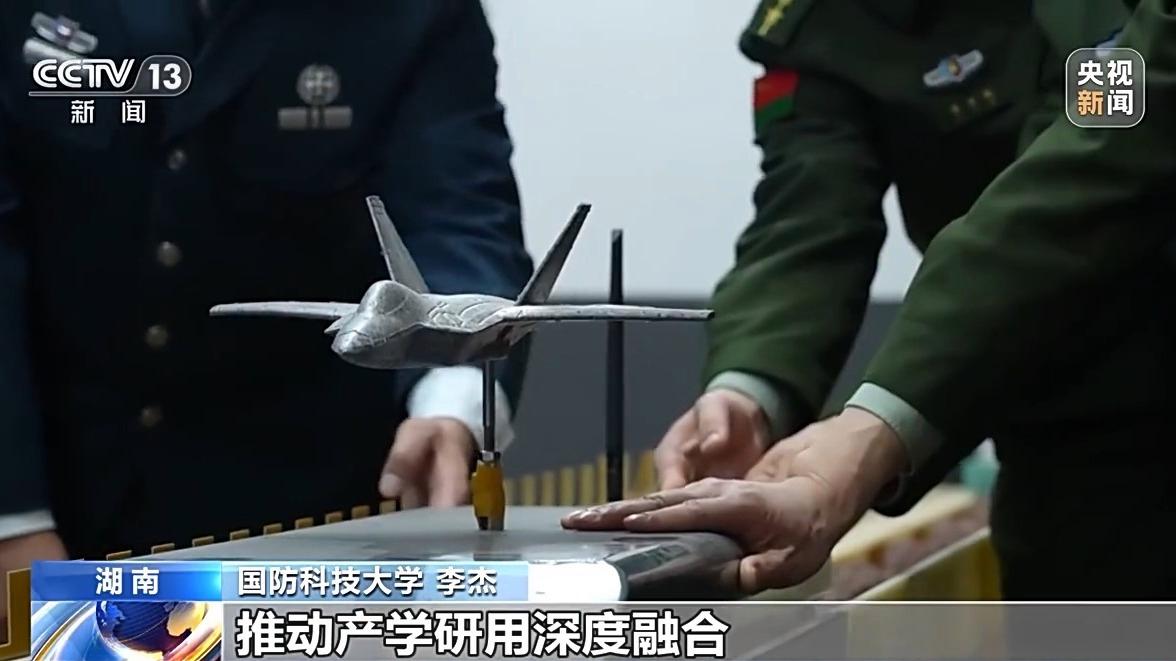 中国磁悬浮试验车时速700公里破纪录