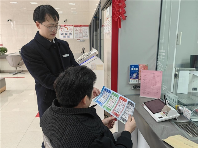 业务办理“小窗口”，垃圾分类“大宣传”