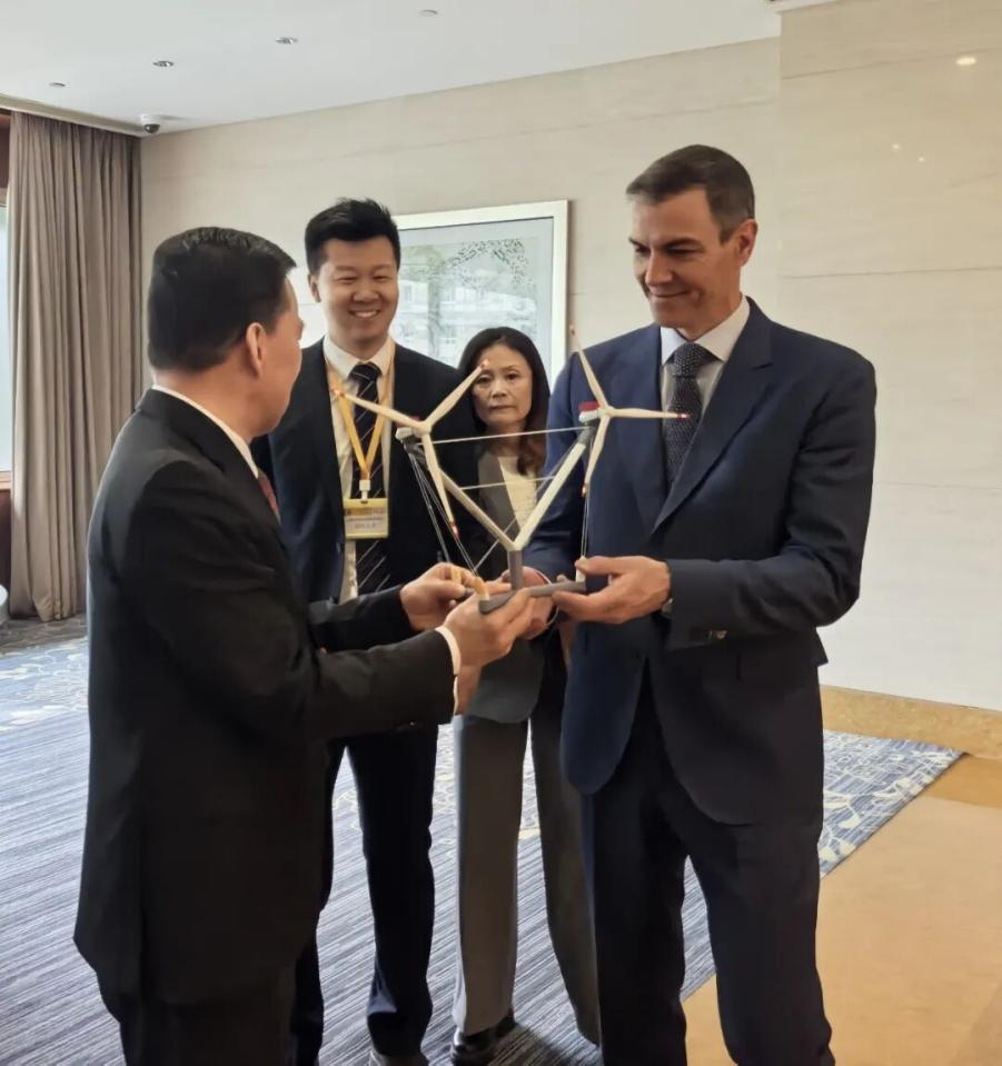 西班牙首相桑切斯在京会见明阳智能创始人、董事长张传卫